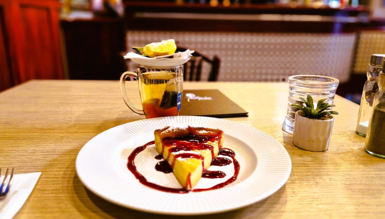 Dolce e tè al Tulipan Bistro a Budapest